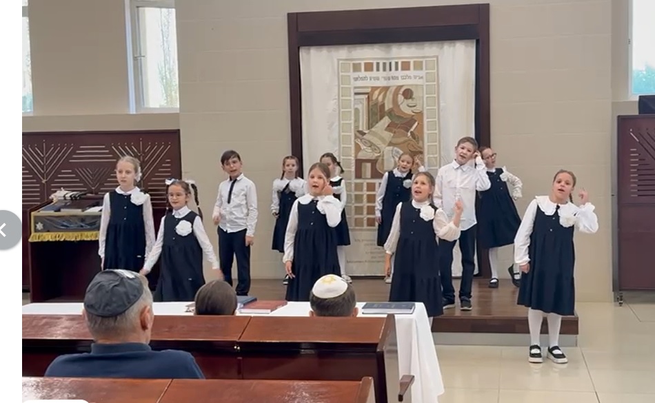 Выступление учеников школы на празднике Уфимской еврейской общины