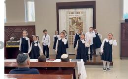 Выступление учеников школы на празднике Уфимской еврейской общины